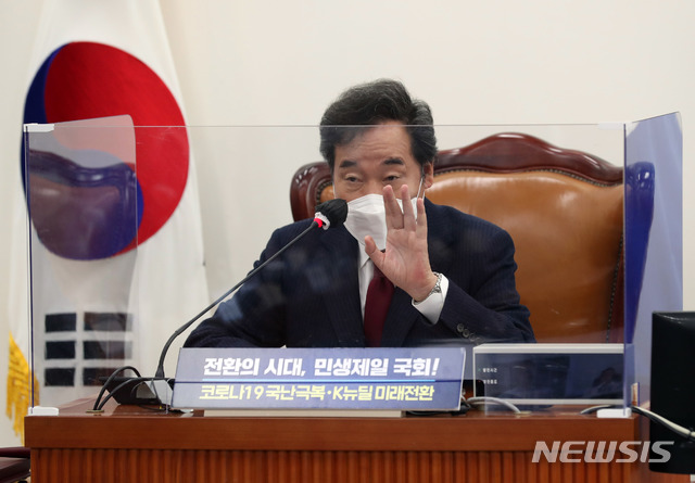 ▲ 이낙연 더불어민주당 대표가 27일 오전 서울 여의도 국회에서 열린 제18차 온택트 의원총회에서 화상으로 연결된 의원들에게 손을 들어 인사하고 있다. ⓒ뉴시스