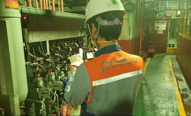 ▲ 포항제철소 직원이 열화상카메라를 활용해 유압설비 이상여부를 확인하고 있다.ⓒ포항제철소