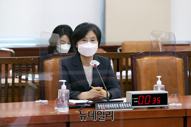 ▲ 노정희(사진) 중앙선거관리위원 후보자가 27일 국회 인사청문회에서 10·3 개천절 집회 당시 경찰 차벽에 대한 위헌 여부에 대해 