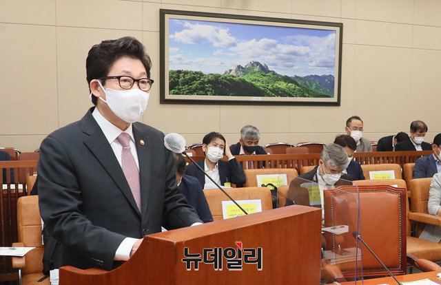 ▲ 지난 22일 오전 국회에서 열린 환경노동위원회 전체회의에서 출석해 업무보고를 하고 있는 조명래(사진) 환경부 장관. ⓒ이종현 기자(사진=국회사무처)