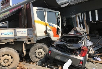 ▲ 25톤 트럭이 27일 세종시 연기면 연기사거리에서 갑자기 브레이크가 작동이 안돼 승용차를 들이받은 뒤 커피숍으로 돌진해 멈춰서 있다.ⓒ독자 제공