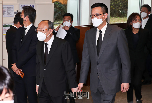 ▲ 김승연 한화 회장(왼쪽)과 김동선 전 한화건설 팀장이 지난 26일 서울 삼성병원에 마련된 이건희 삼성 회장의 빈소를 찾은 모습. ⓒ박성원 기자