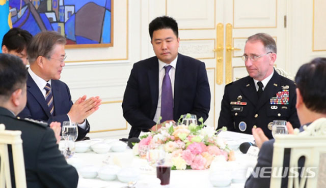 ▲ 한미 양국 간의 전시작전통제권 전환은 한미 양국에 중요한 문제다. 사진은 지난해 5월 문재인 대통령이 한미연합사 관계자들을 초청해 오찬을 갖는 모습. 오른쪽에 로버트 에이브럼스 주한미군 사령관이 보인다. ⓒ뉴시스. 무단전재 및 재배포 금지.