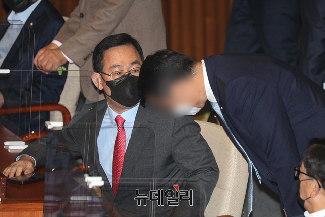 ▲ 주호영 국민의힘 원내대표가 28일 오전 서울 여의도 국회 본회의장에서 문재인 대통령과 여야 대표 사전환담 당시 청와대 경호처 직원의 주 원내대표 신체 수색 시도에 대해 항의하고 있다. (사진=공동취재단)ⓒ이종현 기자