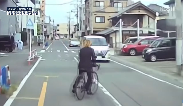▲ 통행하는 차량을 위협하는 자전거 난폭운전자. ⓒKBS 관련보도 유튜브 채널 화면캡쳐.