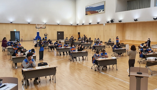 ▲ DGB패밀리봉사단 점자책 봉사활동 장면.ⓒDGB금융그룹