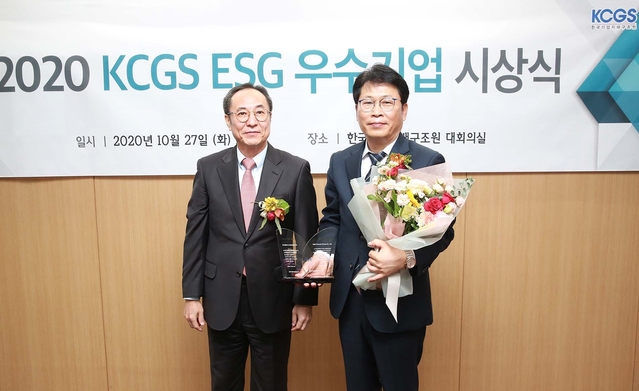 ▲ 왼쪽부터 ESG 우수기업시상 신진영, 한국기업지배구조원장 최종호 DGB 상무.ⓒDGB금융지주