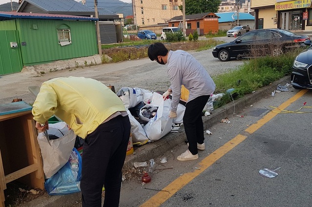 ▲ 음성군 관계자가 생활쓰레기 불법 투기를 단속하고 있다.ⓒ음성군