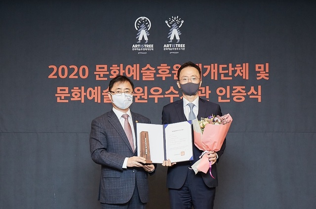 ▲ 효성이 28일 ‘문화예술후원우수기관 인증식’에서 문화예술후원 우수기관으로 재인증을 받았다. 문화체육관광부 오영우 제1차관(왼쪽), 효성 이정원 전무(오른쪽).ⓒ효성