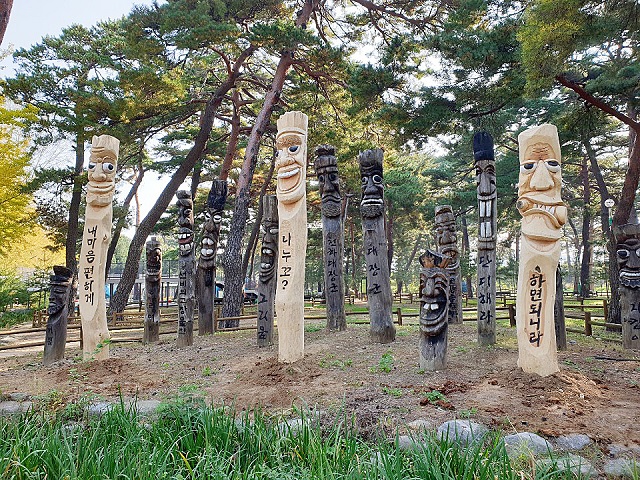 ▲ 울진군(군수 전찬걸) 엑스포공원에서는 태풍 ‘하이선’으로 인해  쓰러지고 부러진 금강소나무를 엑스포공원을 지키는 장승으로 제작했다.ⓒ울진군