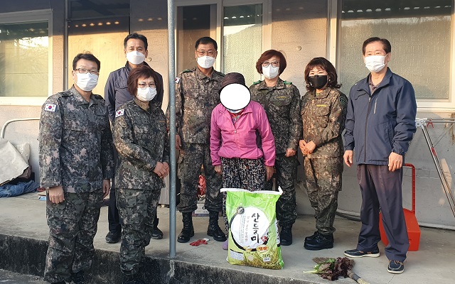 ▲ 군위군여성예비군은 사랑의 쌀 전달했다. ⓒ군위군