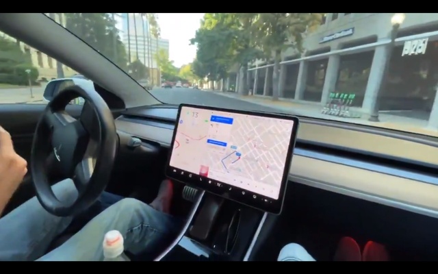 ▲ 테슬라가 공개한 자율주행 소프트웨어 베타 버전 ⓒ트위터 계정 sacramentotesla 내 영상 갈무리