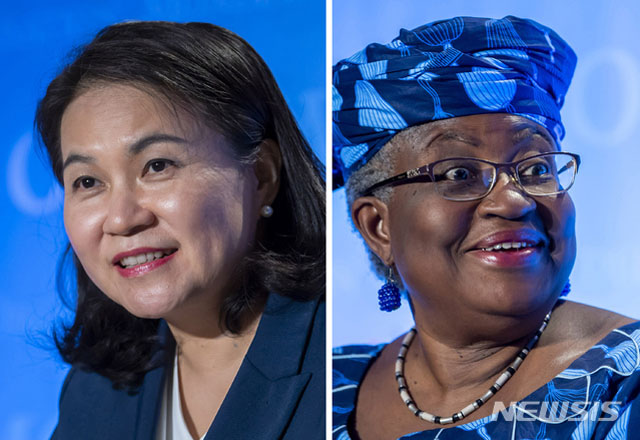 ▲ 차기 WTO 사무총장 자리를 두고 경쟁 중인 유명희 한국 산업통상자원부 통상교섭본부장(왼쪽)과 오콘조-이웰라 전 나이지리아 재무장관. ⓒ뉴시스. 무단전재 및 재배포 금지.