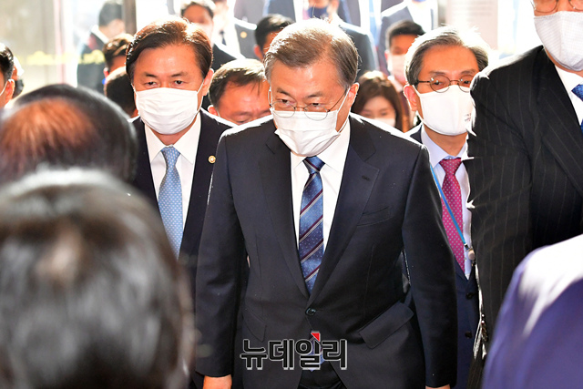 ▲ 문재인 대통령이 28일 오전 국회 본회의장에서 열린 20201년도 예산안 시정연설을 위해 입장하고 있다. ⓒ이종현 기자