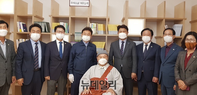 ▲ 장육사·나옹왕사기념관 북카페에서 무비스님, 이철우 경북도지사, 이희진 영덕군수, 영덕군의원들이 기념촬영을 하고 있다.ⓒ뉴데일리