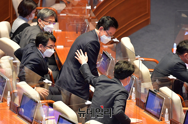 ▲ 정정순 더불어민주당 의원이 29일 국회 본회의에서 본인의 체포동의안이 가결되자 진성준 민주당 의원이 위로의 손길을 보냈다. ⓒ이종현 기자