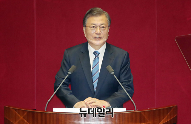 ▲ 문재인 대통령이 지난 28일 오전 국회 본회의장에서 내년도 예산안 시정연설을 하고 있다. ⓒ공동취재단