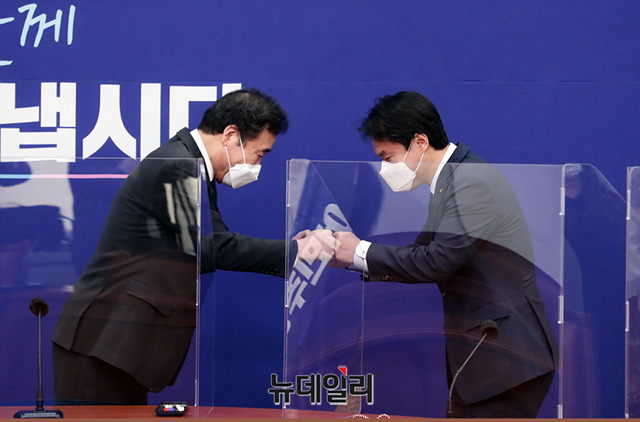 ▲ 더불어민주당이 29일 서울·부산시장 후보 공천을 위해 전당원투표를 실시하기로 한 가운데 정의당이 비판을 쏟아냈다. 사진은 김종철 정의당 신임 대표가 13일 오전 국회에서 이낙연 더불어민주당 대표를 예방하고 있는 모습. ⓒ박성원 기자