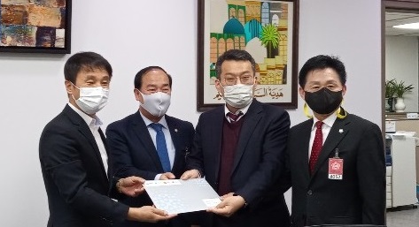 ▲ 충북·강원·전남·경북 도지사는 21대 국회 행정안전위원회에 시멘트세 도입 염원을 담은 서한문을 29일 전달했다.ⓒ충북도