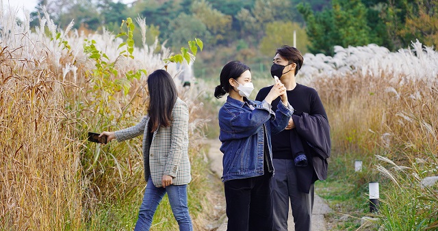 ▲ 관광객들이 억새풀 사이에서 여유를 즐기며 기념사진을 촬영하고 있다.ⓒ경주엑스포