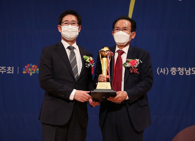 ▲ 양승조 충남도지사가 충남도기업인대상 종합대상 수상자인 데코리아제과 김현묵 대표 등 수상자들에게 트로피를 전달하고 축하했다.ⓒ충남도