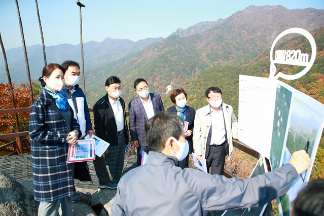 ▲ 대구시의회 문화복지위원회가 지난 27일 팔공산 구름다리 설치 예정지를 방문해 대구시 관계자로부터 사업 추진상황에 대한 보고를 받고 현장을 점검했다.ⓒ대구시의회 문화복지위원회