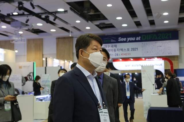 ▲ 권영진 대구시장이 미래자동차엑스포를 방문했다.ⓒ엑스포