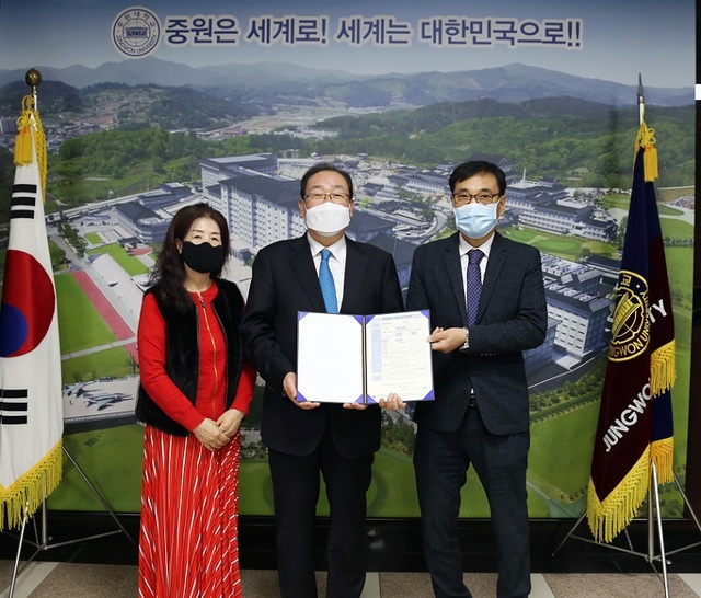 ▲ 조동욱 충북도립대 교수(오른쪽)가 29일 중원대에 발전기금 300만원을 기탁한 뒤 김두년 총장(가운데) 등과 기념촬영을 하고 있다. ⓒ중원대