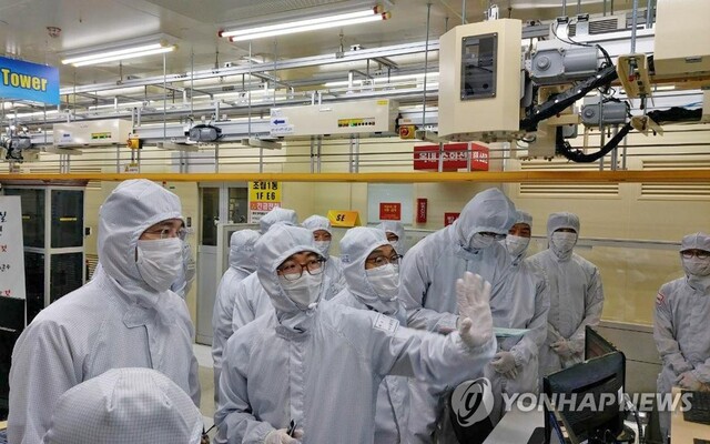 ▲ 반도체 생산공정 살피는 이재용 삼성전자 부회장.ⓒ연합뉴스