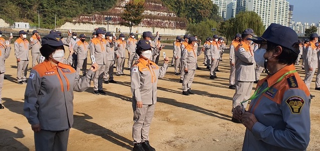 ▲ 대전 서부소방서가 서부의용소방대 하반기 지도점검을 하고 있다.ⓒ서부소방서