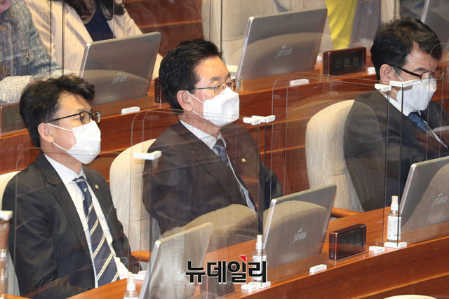 ▲ 정정순 더불어민주당 의원이 29일 국회 본회의에서 본인의 체포동의안이 가결되자 굳은 얼굴로 자리에 앉아 있다. (사진=공동취재단)