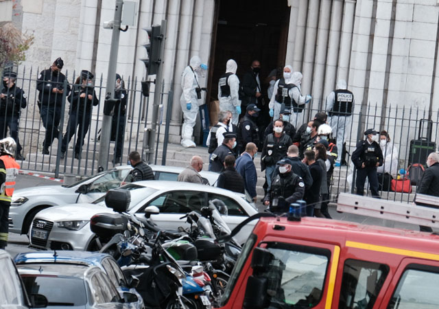 ▲ 노트르담 대성당 참수테러 현장을 수사 중인 경찰 관계자들. ⓒ뉴시스 신화. 무단전재 및 재배포 금지.