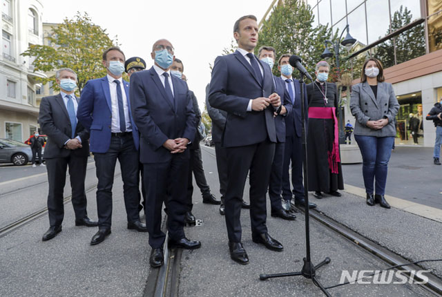 ▲ 지난 29일(현지시간) 니스를 찾은 에마뉘엘 마크롱 프랑스 대통령. ⓒ뉴시스 AP. 무단전재 및 재배포 금지.