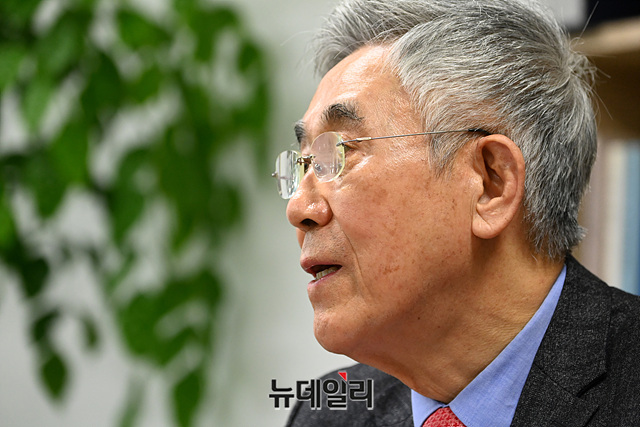 ▲ 노무현 정부에서 국가정보원 제1차장을 지냈던 염돈재 전 성균관대 국가전략대학원장이 28일 뉴데일리와 인터뷰하고 있다. ⓒ박성원 기자
