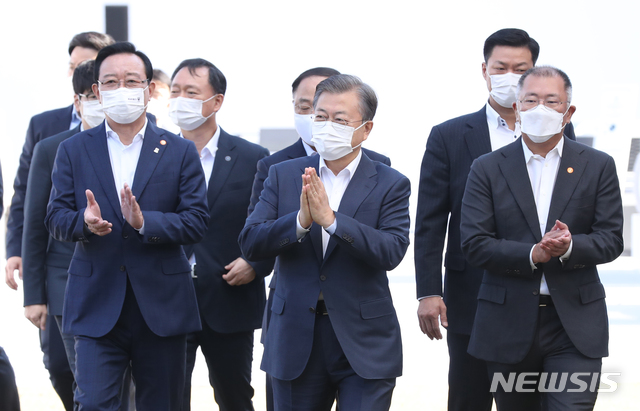 ▲ 문재인 대통령이 한국판 뉴딜 친환경 미래차 현장방문 일환으로 30일 오전 울산광역시 북구 현대자동차 울산공장을 방문해 정의선 현대자동차그룹 회장과 함께 미래차 전략 토크쇼에 참석하고 있다. ⓒ뉴시스