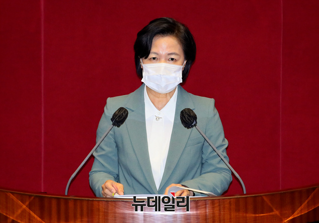 ▲ 추미애(사진) 법무부 장관이 지난 29일 오후 국회에서 열린 국회 본회의에서 정정순 더불어민주당 의원의 체포동의안과 관련 설명을 하는 모습. ⓒ이종현 기자(사진=공동취재단)