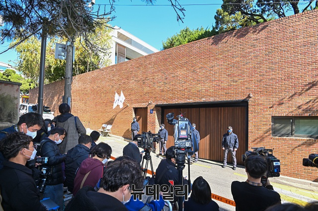 ▲ 대법원이 이병박 전 대통령에 징역 17년을 선고한 지난 29일 오후 서울 강남구 이 전 대통령 자택 앞에 취재진들이 대거 몰렸다. ⓒ권창회 기자