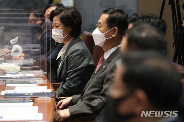 ▲ 초대 고위공직자범죄수사처(공수처) 처장 후보 윤곽이 이르면 11월 중순쯤 드러날 것으로 보인다. 30일 오전 국회 본청에서 모인 공수처장 추천위 위원들. ⓒ뉴시스