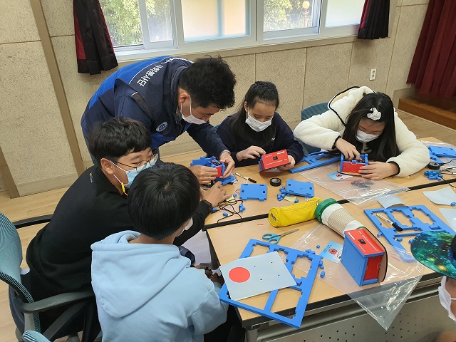 ▲ 월성원자력본부(본부장 노기경)는 동경주 지역 초등학교 학생을 대상으로 지식 나눔 봉사활동 ‘아톰공학교실’을 시행했다.ⓒ월성본부