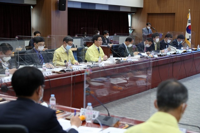 ▲ 양승조 충남도지사가 30일 도청에서 ‘제4차 충청남도 종합계획(2021∼2040) 최종보고회’를 주재하고 있다.ⓒ충남도