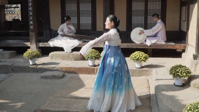 ▲ 조혜형 세종여민락예술단장의 가야금 연주와 박숙자 공주교육대 교수가 30일 세종 홍판서댁 뜰에서 무용을 공연하고 있다.ⓒ세종여민락예술단