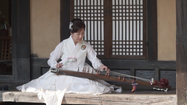 ▲ 조혜형 세종여민락예술단장이 30일 세종 홍판서댁에서 가야금을 연주하고 있다.ⓒ세종여민락예술단