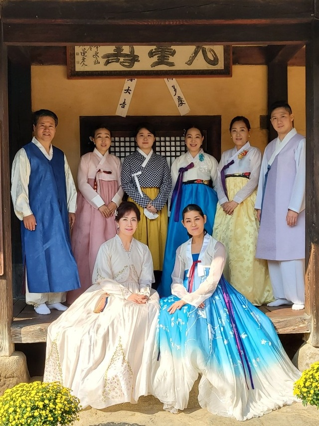 ▲ 30일 세종 홍판서댁에서 공연을 마치고 출연자들이 기념촬영을 하고 있다.ⓒ세종여민락예술단