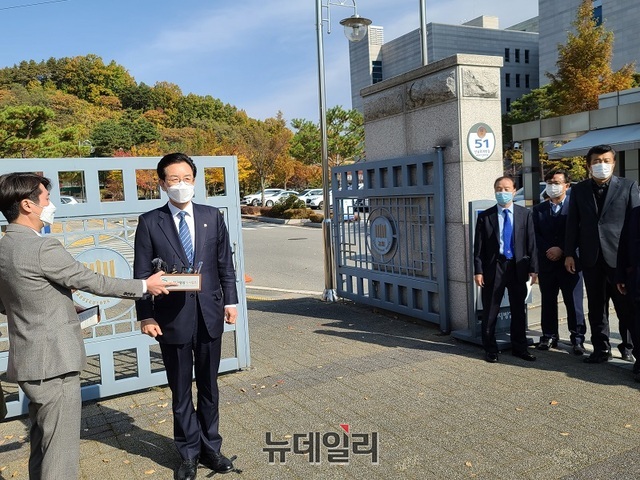 ▲ 정정순 의원이 청주지검 정문 앞에서 기자회견을 갖고 있다.ⓒ김정원 기자