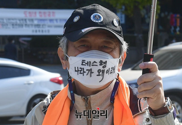 ▲ 서울고등학교 애국동지회가 31일 오전 서울 종로구 광화문광장에서 '서울고 출신 정의용, 서훈, 이수혁 동문 파문 기자회견'을 갖고 있다. ⓒ권창회 기자