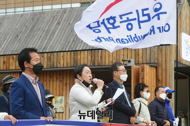 ▲ 인지연 우리공화당 최고위원이 31일 오후 서울 종로구 광화문광장에서 열린 '중국의 6·25 침략역사 왜곡 규탄 및 문재인 친중정권 규탄 기자회견'에서 발언하고 있다.ⓒ권창회 기자