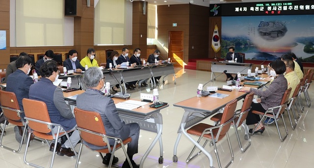 ▲ 김재종 군수가 30일 군청에서 옥천군청사건립위원회를 주재하고 있다.ⓒ옥천군