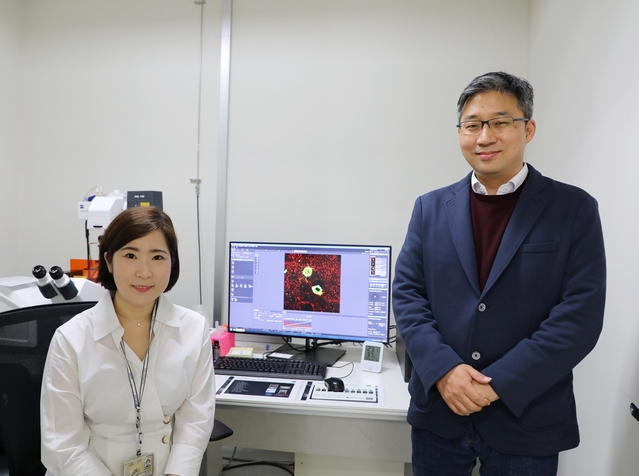 ▲ 뇌·인지과학전공 고재원 교수(우), 제1저자인 한경아 연구교수(좌).ⓒDGIST