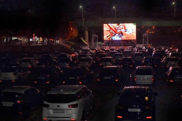 ▲ 청도군은 지난 31일 청도천 둔치에서 장기간 지속된 코로나19와 사회적 거리두기 실천으로 지친 청도 어린이들의 정서적 피로감과 문화 갈증을 해소하기 위해 청도JC와 함께하는 청도 어린이 자동차극장을 개최했다.ⓒ청도군