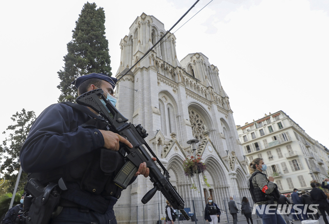 ▲ [니스=AP/뉴시스] 지난달 29일(현지시간) 프랑스 니스 노트르담 성당 밖 거리에서 무장 경찰이 경계 근무를 서고 있다. 최근 프랑스에서는 이슬람극단주의자들에 의한 테러가 연이어 발생하고 있다. 31일에는 그리스정교회 신부가 총격을 당해 중태에 빠졌다. ⓒ뉴시스